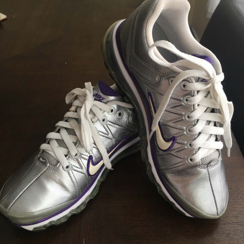 NIKE